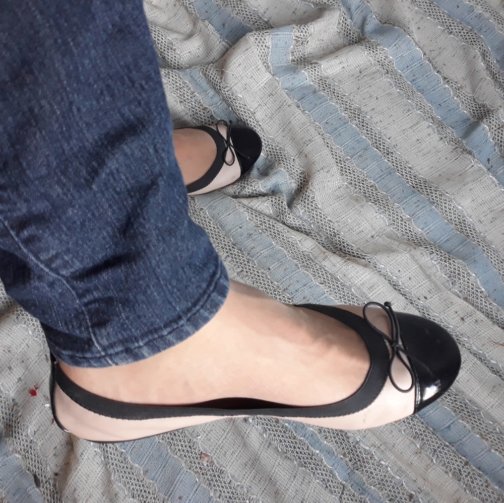 Tan with black cap toe Bzp flats